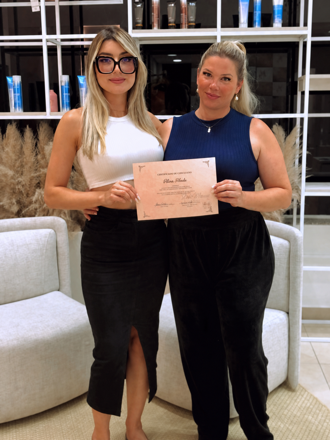 Daniele Minosso e aluna com certificado de curso