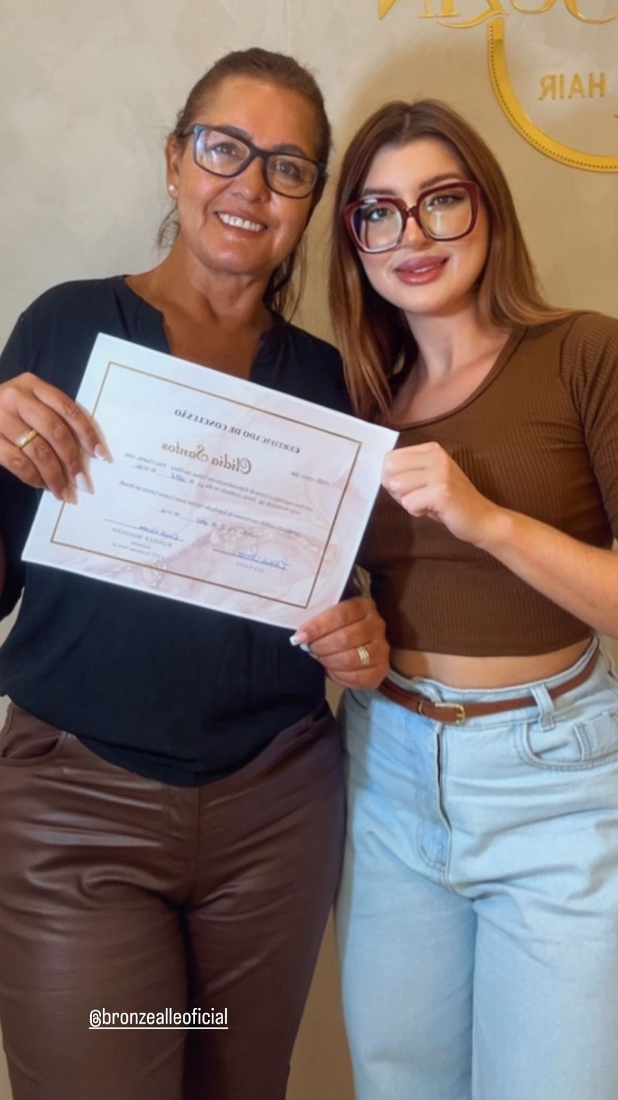 Daniele Minosso e aluna com certificado de conclusão de curso