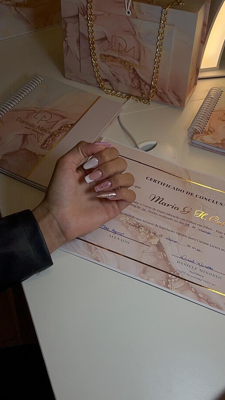 Resultado de aluna do curso Fine Charm: mão com alongamento em fibra e certificado