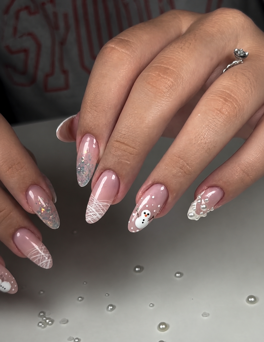 Nail art temática delicada com boneco de neve