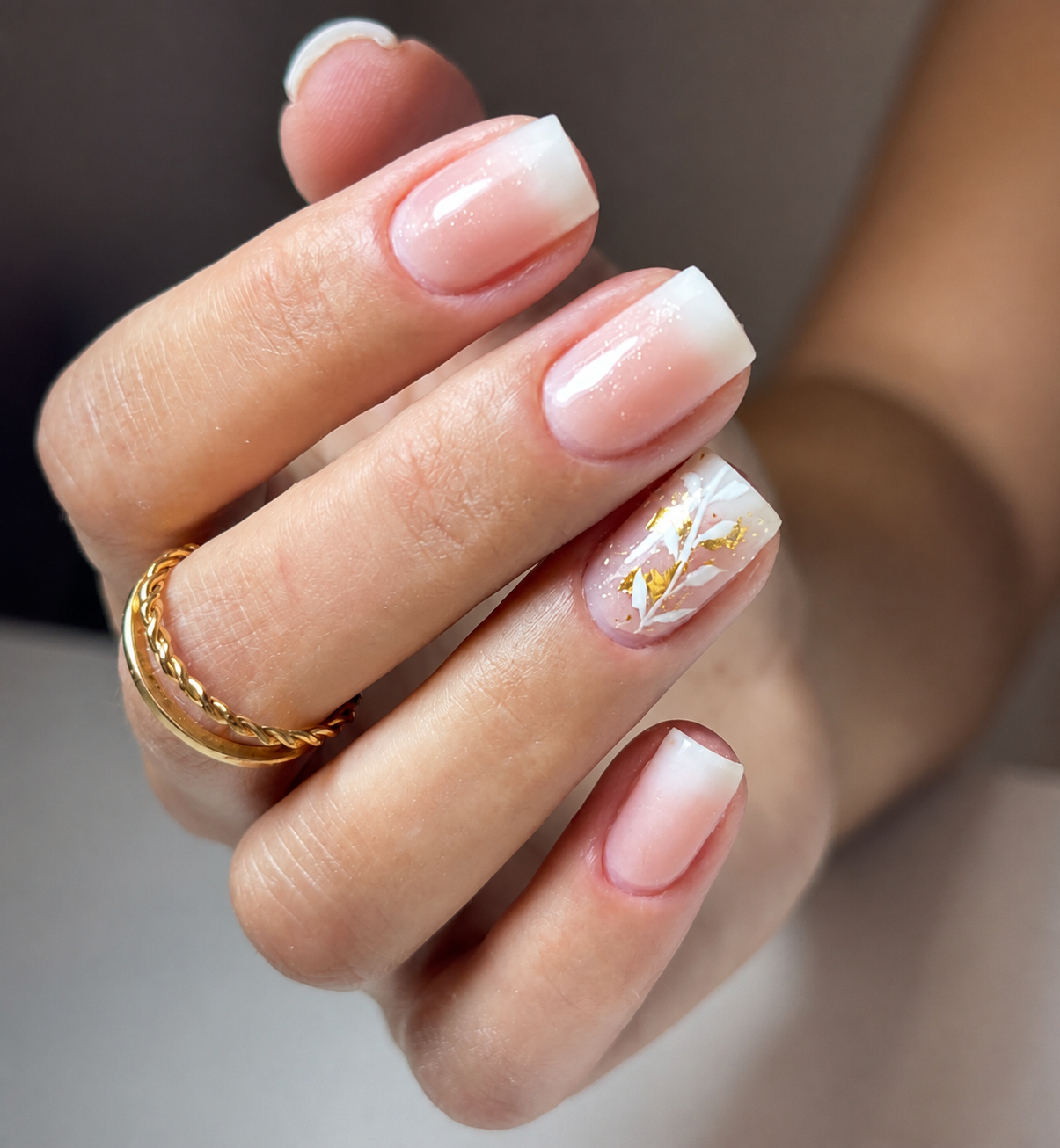 Unhas em gel com decoração dourada