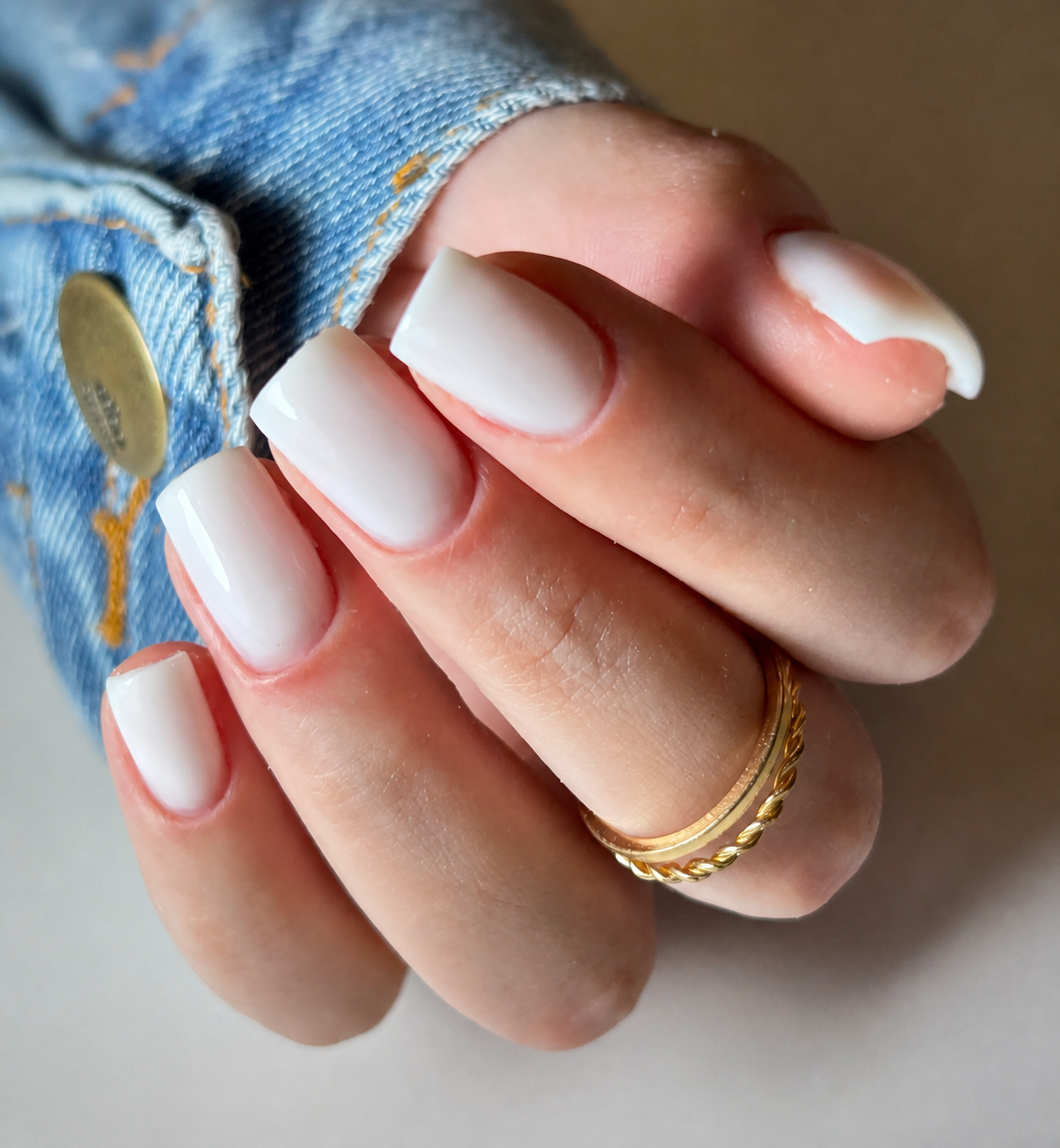 Banho em gel com acabamento branco